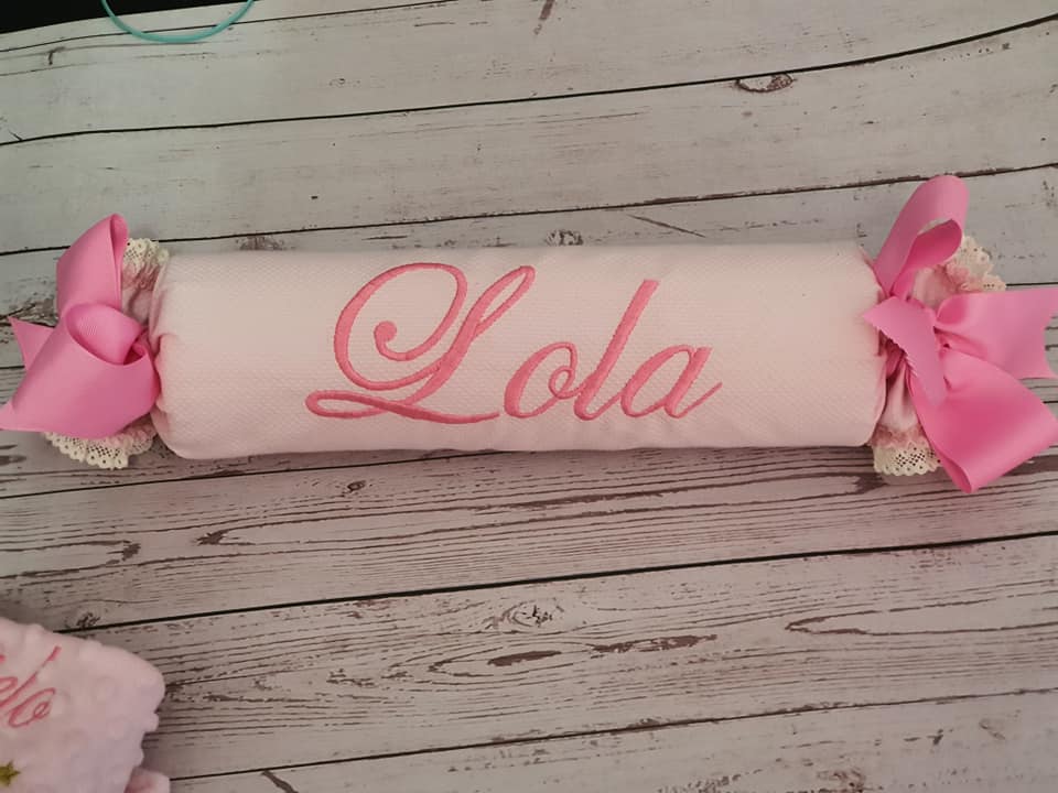 101541141_2542350442685403_8661346064042819584_n Caramelo, antivuelco bebé bordado - Imagen 1