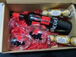 Caja vino, copas , bombones