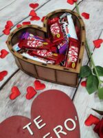 Caja de madera forma corazón chocolate - Imagen 6